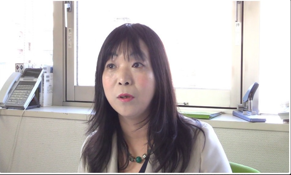 ヘイトスピーチ対策法についてインタビューに応じる伊藤和子（2016年5月21日）写真は動画より後藤由耶氏撮影